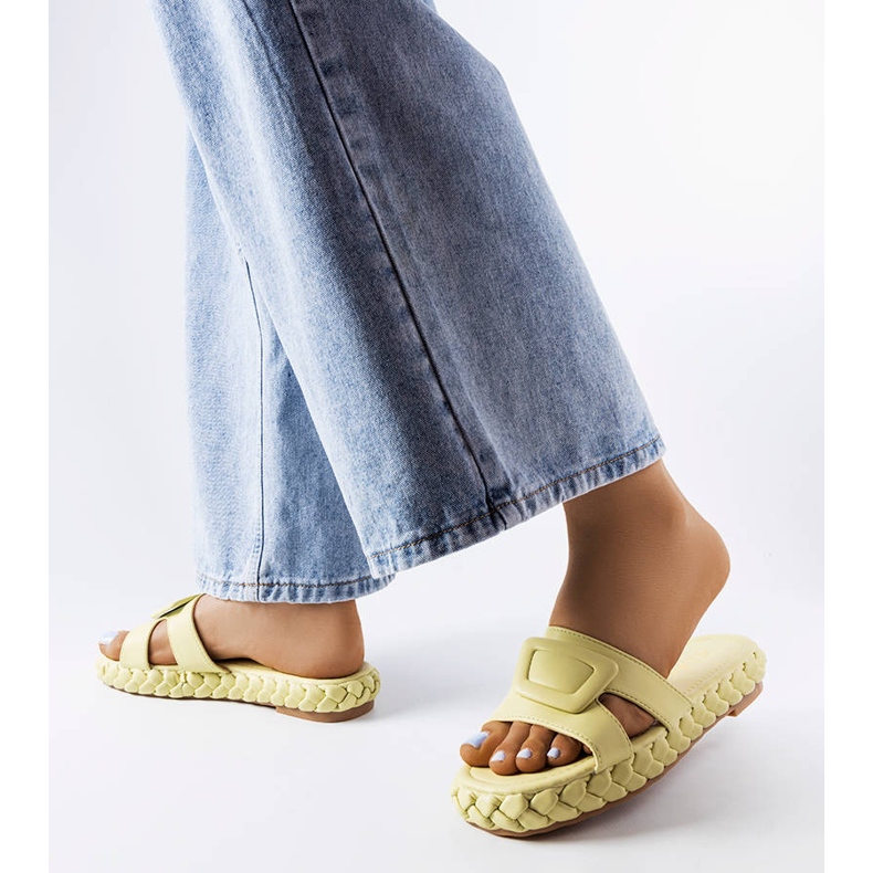 Grüne Hausschuhe auf der Francesco-Plattform 2