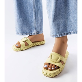 Grüne Hausschuhe auf der Francesco-Plattform 1