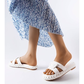 Weiße Pantoffeln von Francesco auf dem Bahnsteig 2