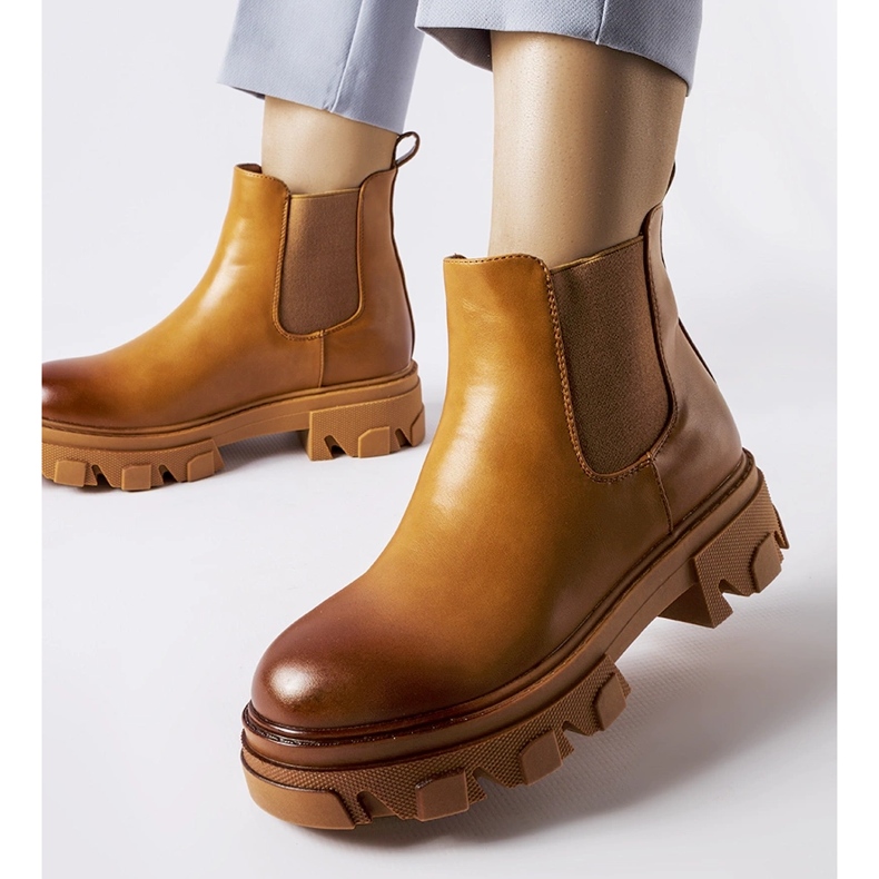 Braune, massive Slip-on-Stiefeletten von Castell 1