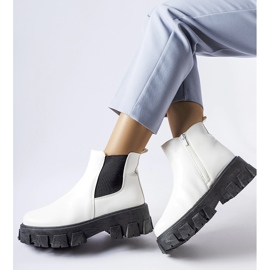 Massive weiße und schwarze Petronio-Stiefeletten 1