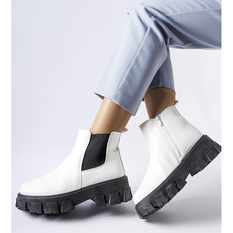 Massive weiße und schwarze Petronio-Stiefeletten 1