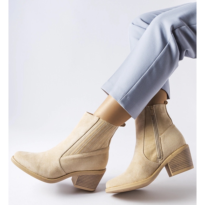 Beigefarbene Stiefeletten aus Öko-Wildleder mit niedrigem Absatz von Sovere 1