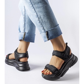 Schwarze Sportsandalen auf der Tampa-Plattform 1