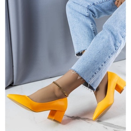 Orange Pumps mit Absatz von Gail 1
