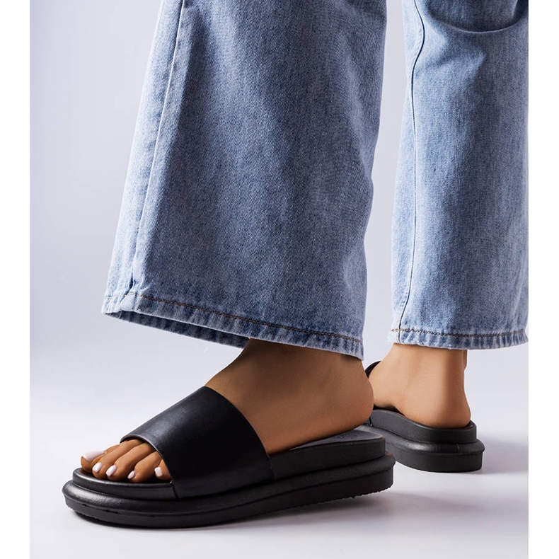 BM Schwarze Hausschuhe auf der Paquette-Plattform 2