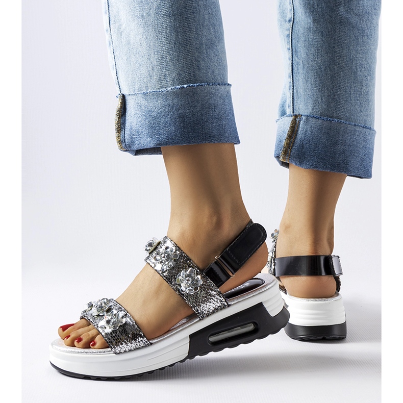 Inna Silberne Keilsandalen mit Blumen von Stamford 1