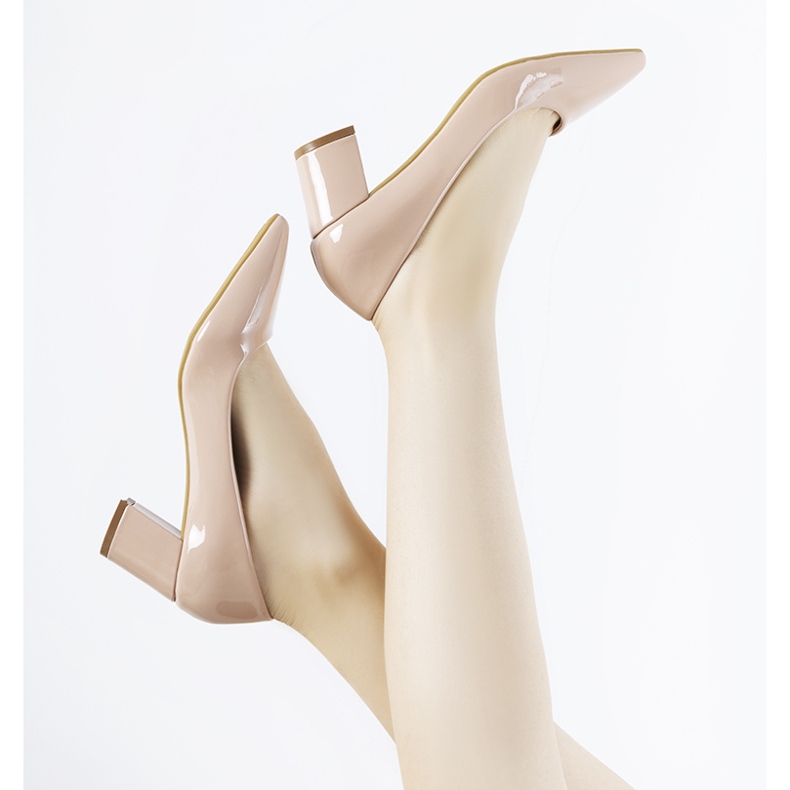 Beige Pumps am Harye-Pfosten 2
