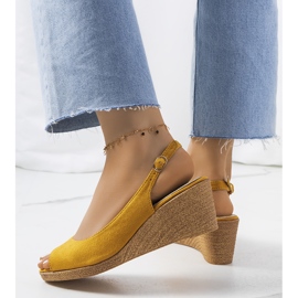 Gelbe Espadrilles auf den Alpat Wedges 1