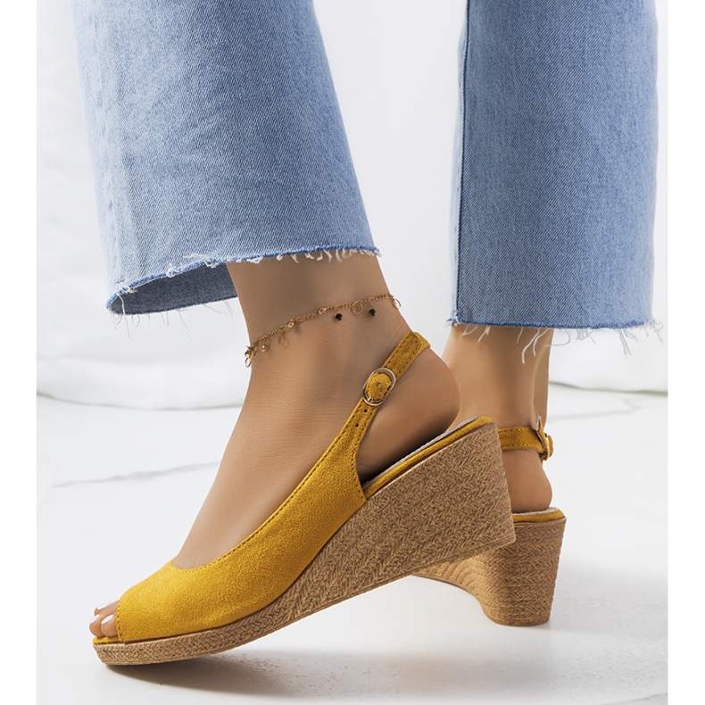 Gelbe Espadrilles auf den Alpat Wedges 1
