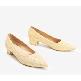 Goldene Pumps auf einem Kennedy-Tiefpfosten 1