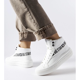 Weiße isolierte Sneakers Big Star MM274009 1