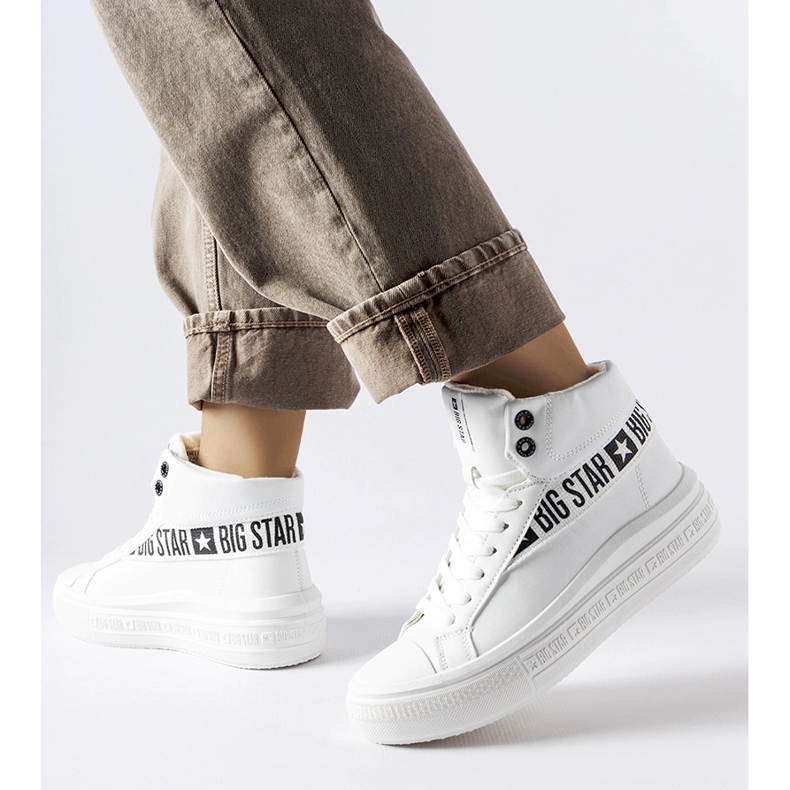 Weiße isolierte Sneakers Big Star MM274009 1