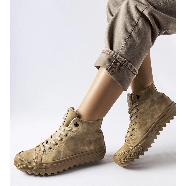 Beige isolierte Sneakers Big Star GG274071 1