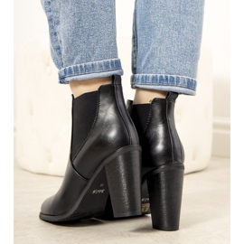 Schwarze isolierte Stiefel am Castro-Pfosten 1