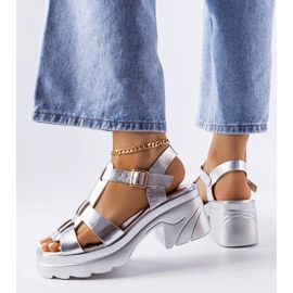Silberne Sandalen mit Blockabsatz von Sunset 1