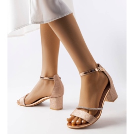 Glänzende goldene Sandalen am Pfosten von Lidia 1