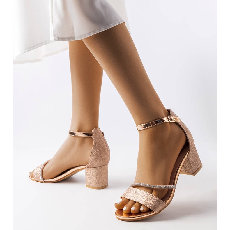 Glänzende goldene Sandalen am Pfosten von Lidia 1