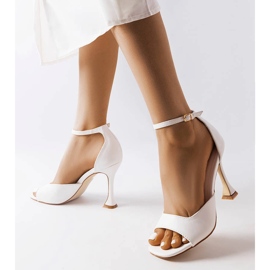 Inna Weiße High-Heel-Sandalen mit Riemen von Delinda 1