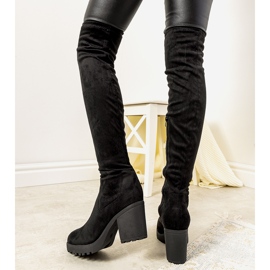 Schwarze Stiefel am isolierten Pakunsso-Pfosten 2