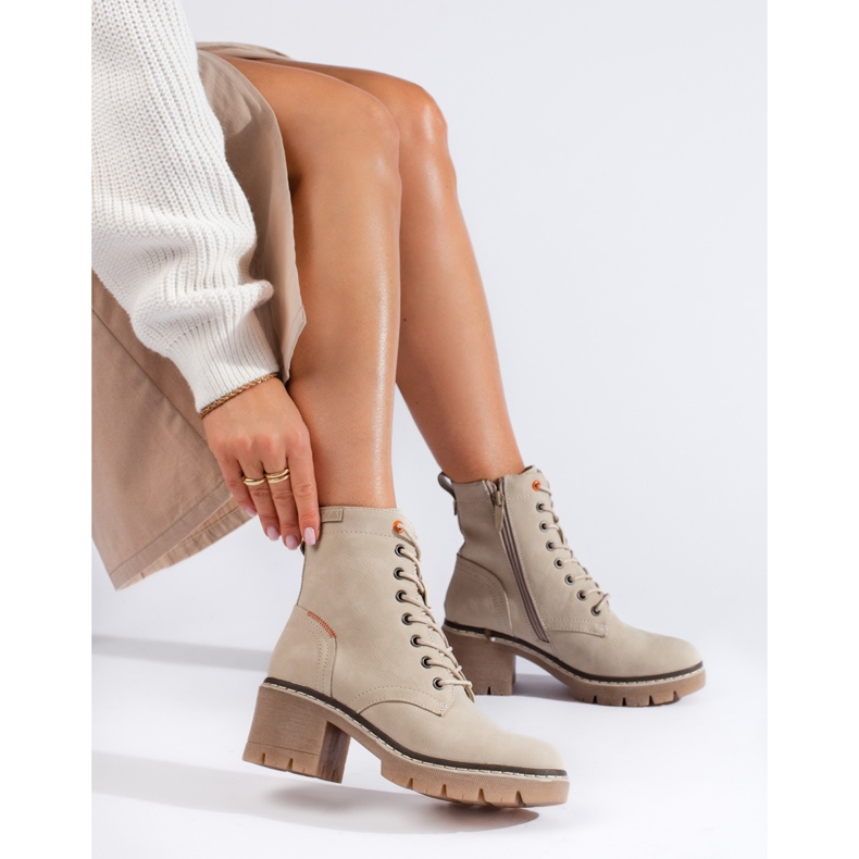 Shelovet Schnürstiefeletten aus beigem Wildleder mit breitem Absatz 1