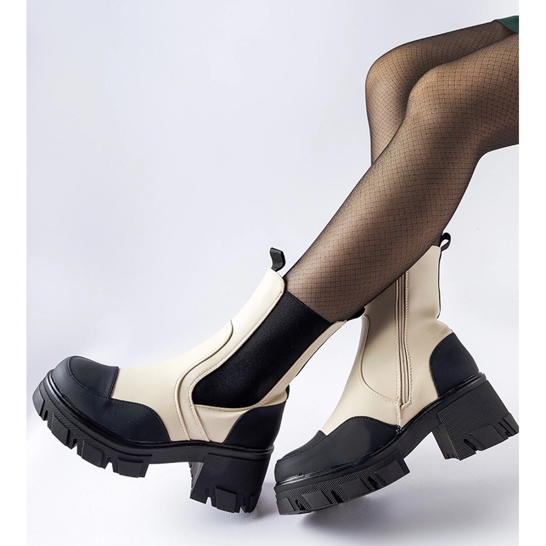 Beige-schwarze, massive Slip-On-Stiefeletten von Mafalda 1