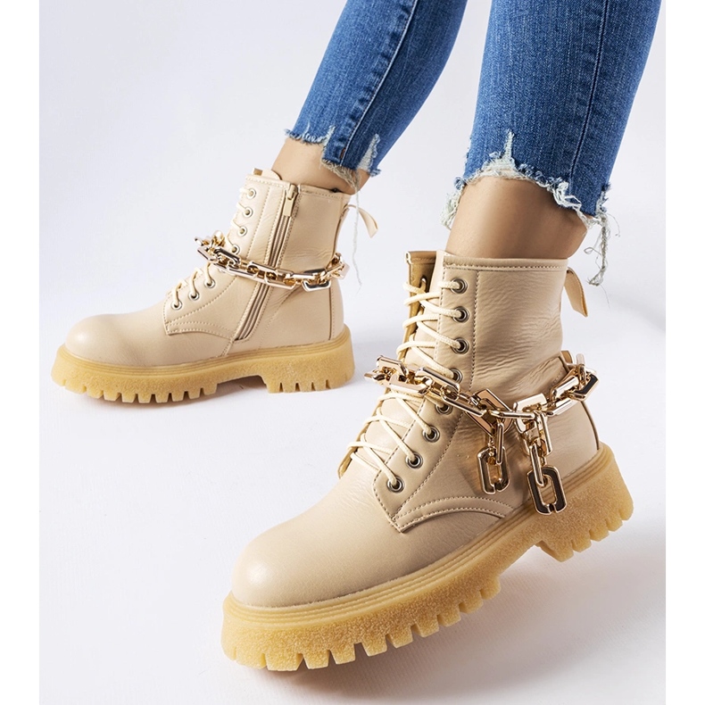 Inna Beige Stiefel mit Bowlingkette 1