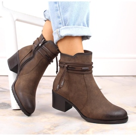 Damenstiefel mit hohen Absätzen und Verzierung, isoliert, braun Jezzi ASA128-37 2