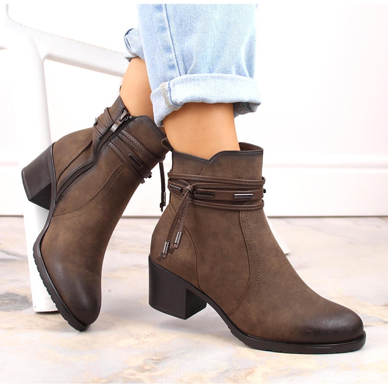 Damenstiefel mit hohen Absätzen und Verzierung, isoliert, braun Jezzi ASA128-37 2