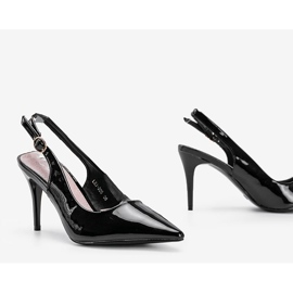 Schwarze Pumps lackiert auf einem Cindy-Gürtel 1