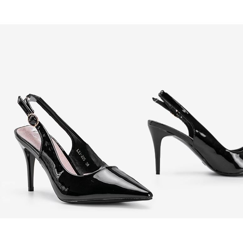 Schwarze Pumps lackiert auf einem Cindy-Gürtel 1