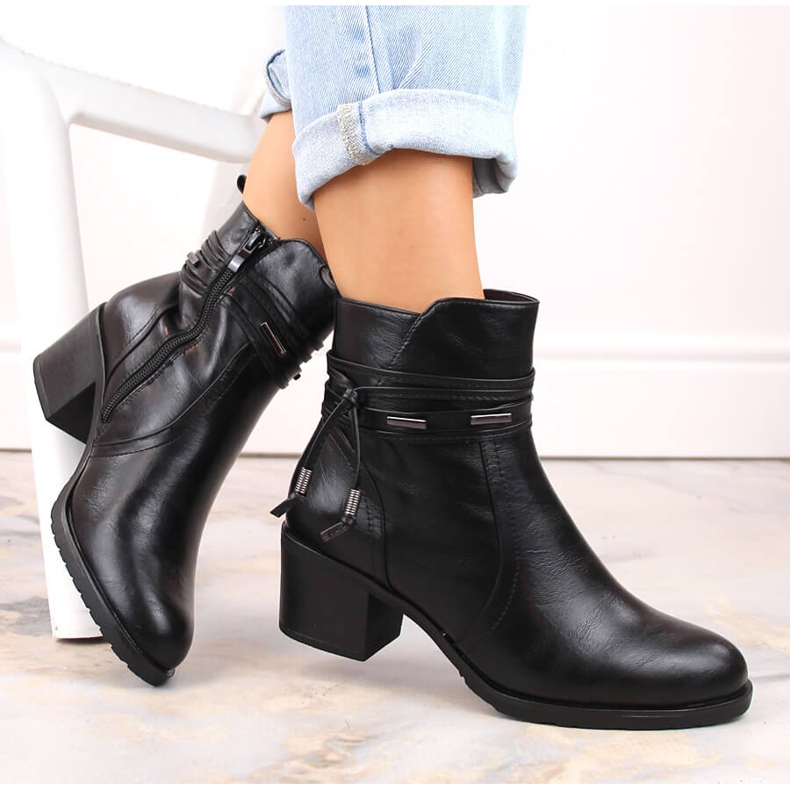 Schwarze Jezzi isolierte Damen-Stiefeletten mit hohem Absatz und Verzierung 1