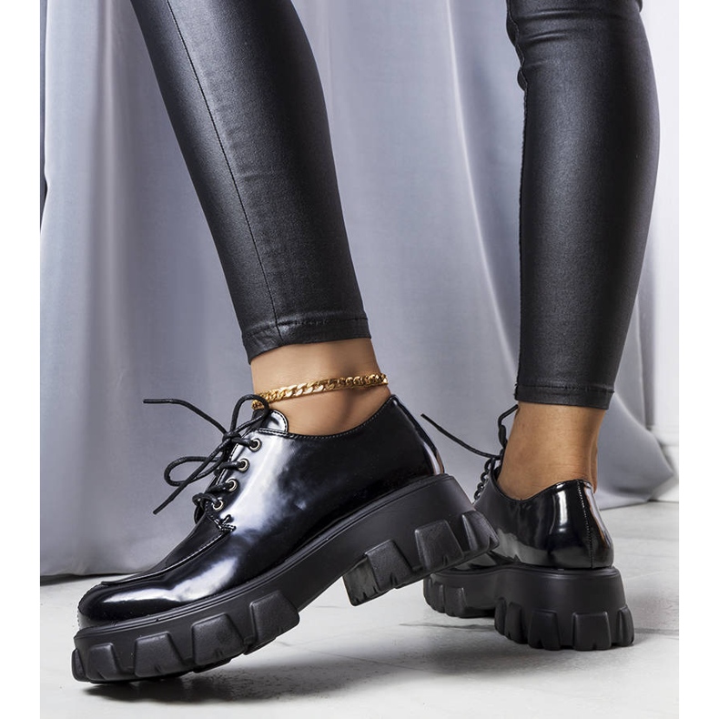 Schwarz lackierte Schuhe von Lynn 1