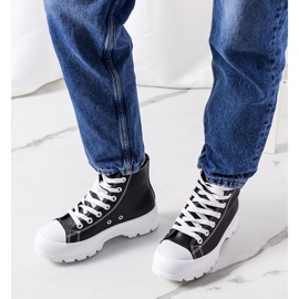 Schwarze Turnschuhe auf der Curley-Plattform 1