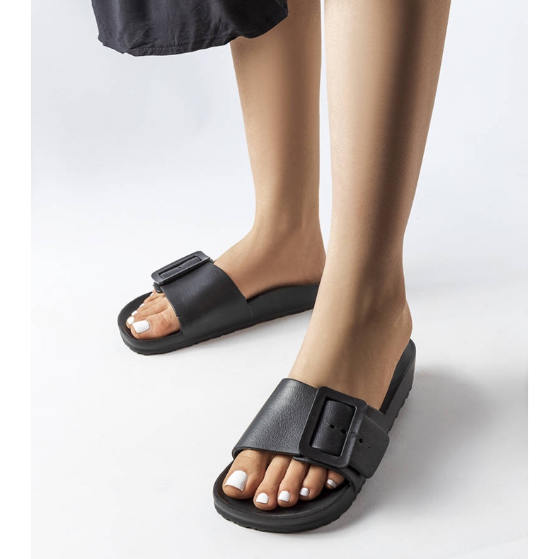 Schwarze Gummi-Slider mit Schnalle von Nelm 1