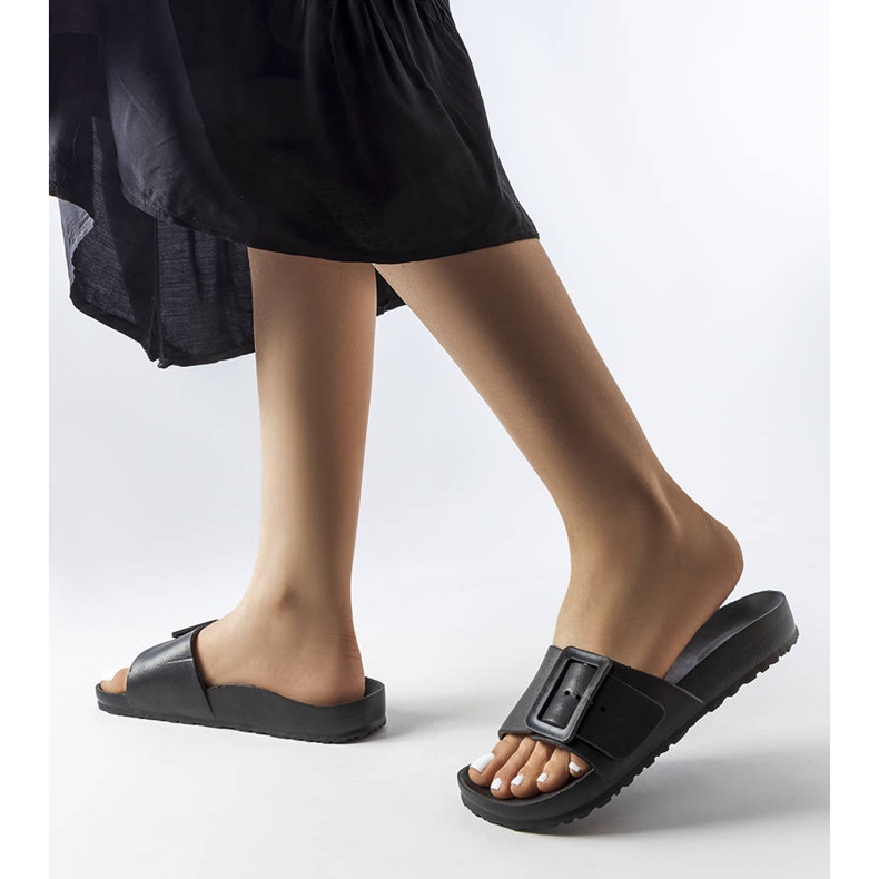 Schwarze Gummi-Slider mit Schnalle von Nelm 2