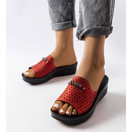 Inna Rote glänzende Keilsandaletten von Liisa schwarz 1