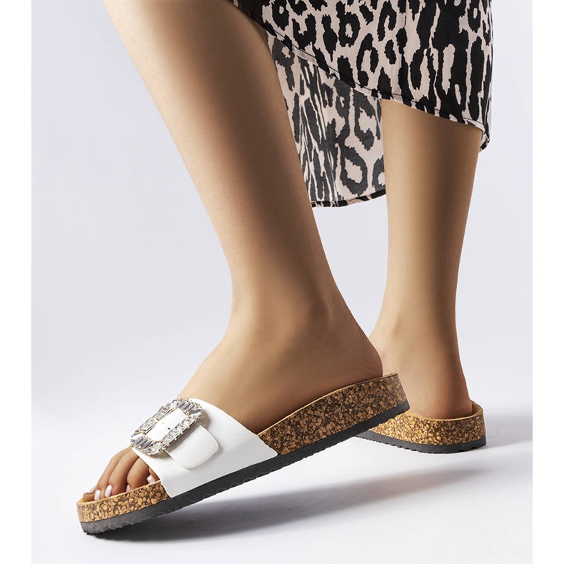 BM Weiße Flip-Flops, verziert mit Millicent-Strasssteinen 2