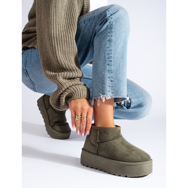 Grüne Schneestiefel auf der Shelovet-Plattform 1