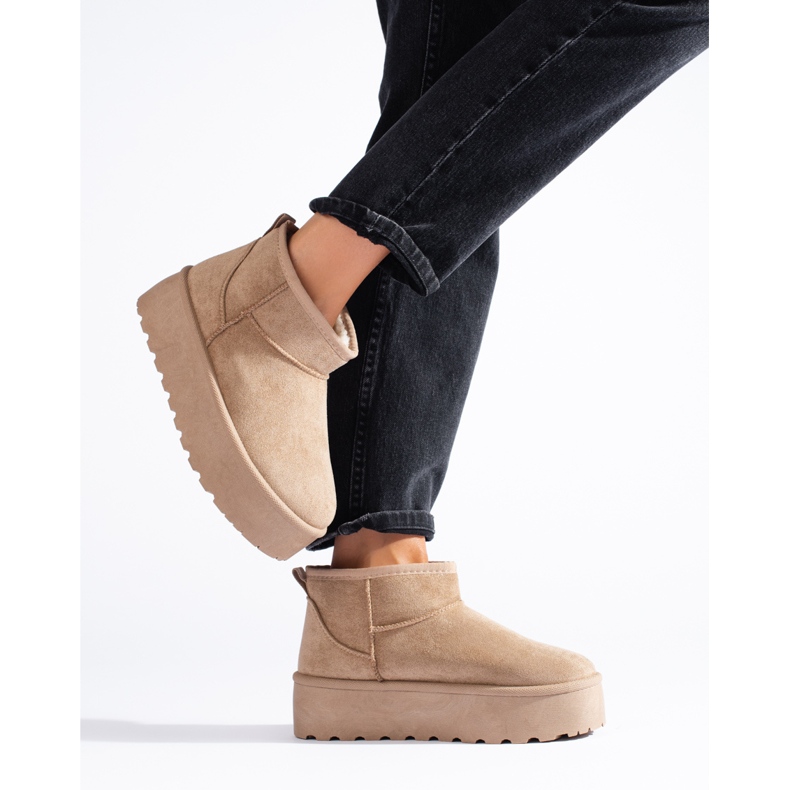 Kurze beige Schneestiefel auf der Shelovet-Plattform 1