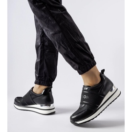 Schwarze Turnschuhe mit silberner Andre-Verzierung 1