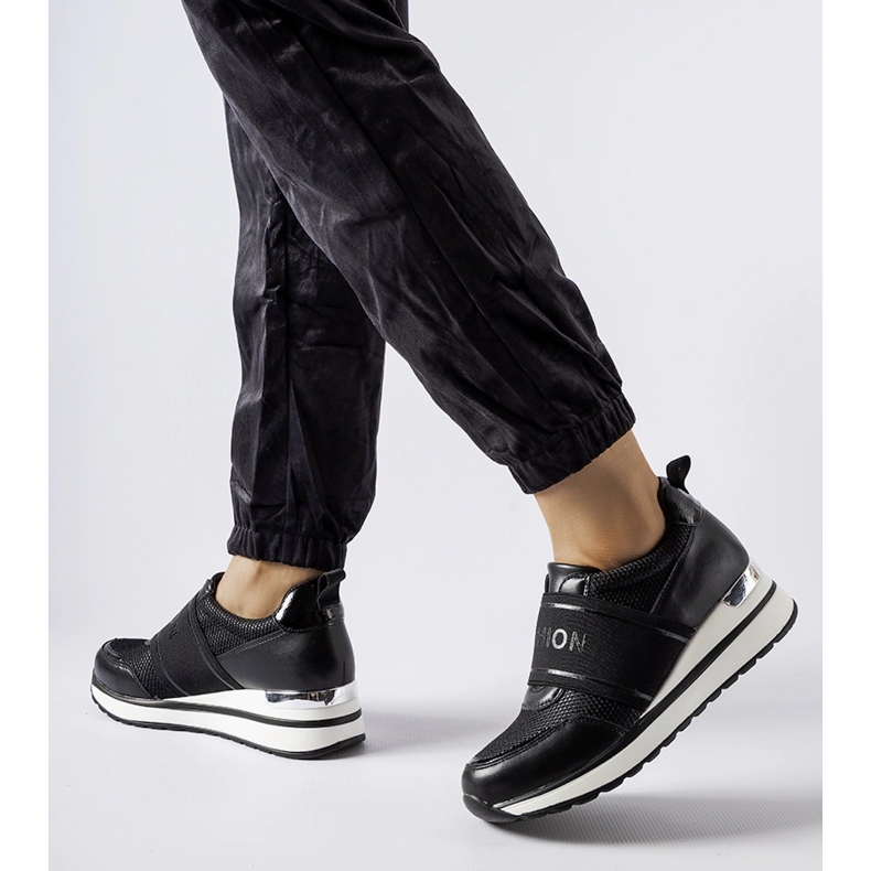 Schwarze Turnschuhe mit silberner Andre-Verzierung 1