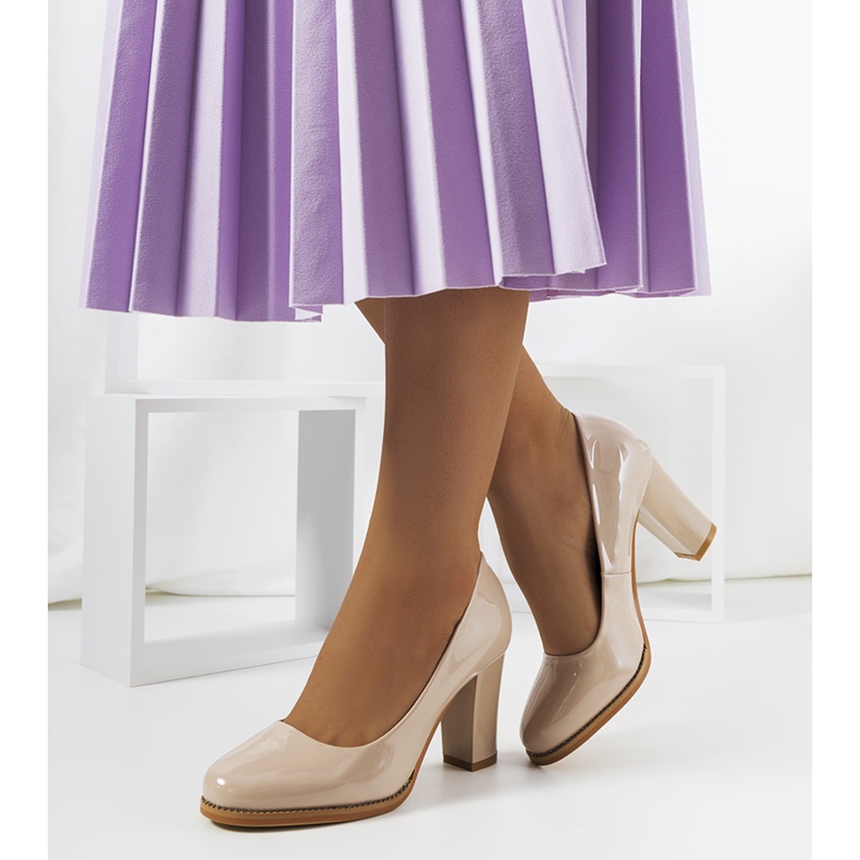 Beige lackierte Pumps von Stokes 1