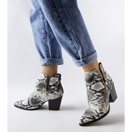 Weiße kurze Cowboystiefel mit Schlangenlederimitat von Iga 2