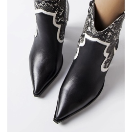 Schwarze Stiefeletten auf dem Ezinet-Post 1