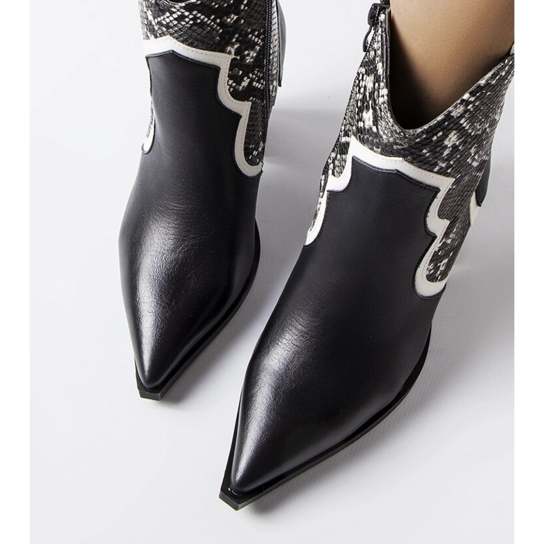 Schwarze Stiefeletten auf dem Ezinet-Post 1