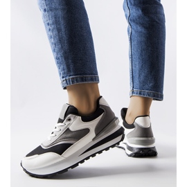 Inna Schwarz-weiße Plateau-Sneaker von Doirons 1