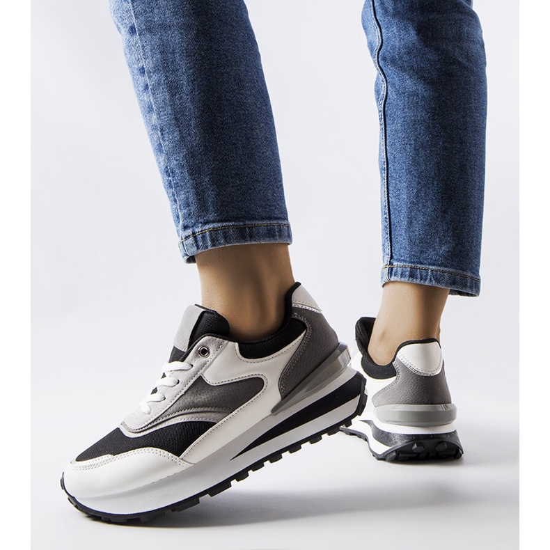 Inna Schwarz-weiße Plateau-Sneaker von Doirons 1