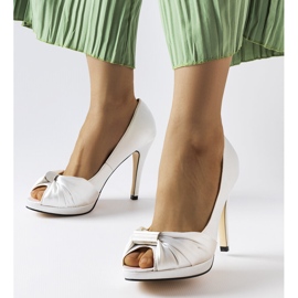 Weiße Paré-Absätze mit offener Zehenpartie 1