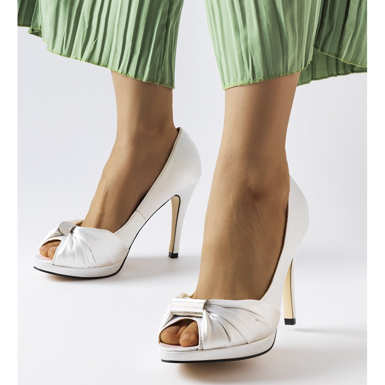 Weiße Paré-Absätze mit offener Zehenpartie 1